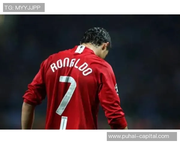 球迷疯狂冲入赛场抢C罗球衣引发热议欧冠奇葩瞬间再现